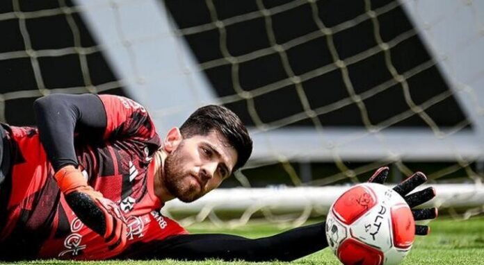 Goleiro do Flamengo fica perto de bater recorde no futebol brasileiro