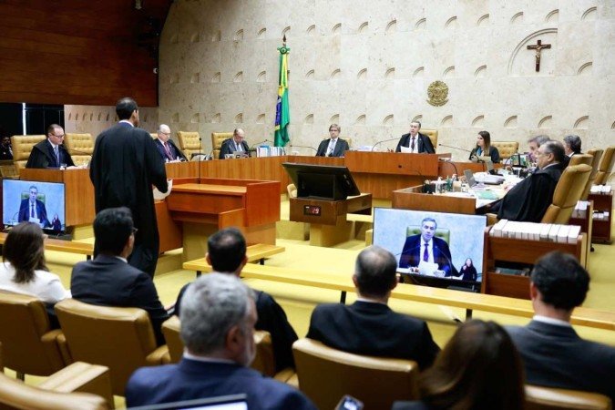 Ministros do STF formam maioria para cassar sete deputados federais