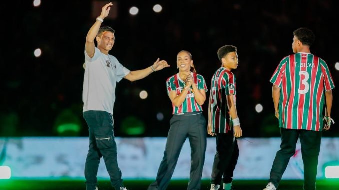 Thiago Silva é apresentado pelo Fluminense com Maracanã lotado