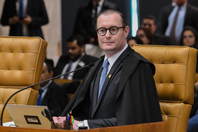 Ministro Zanin autoriza suspeito de vender sentenças a retornar ao cargo