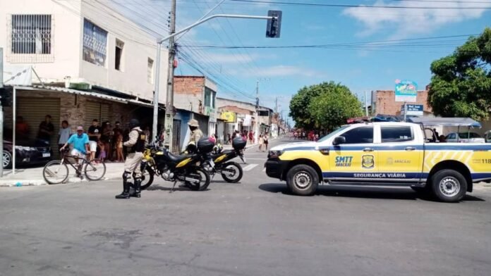 Viatura da SMTT é apedrejada, após confusão em bloco de Aracaju