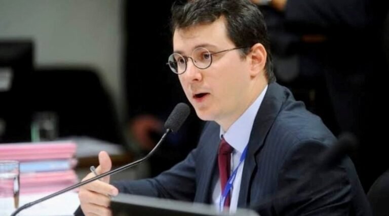 Brasil entrou gratuitamente em conflito com EUA por Brics, diz economista