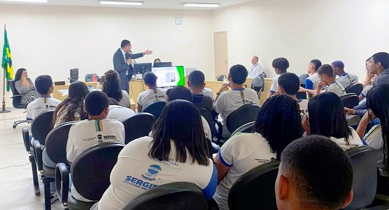 Projeto “Eleitora e Eleitor do Futuro” leva cidadania a estudantes de Laranjeiras