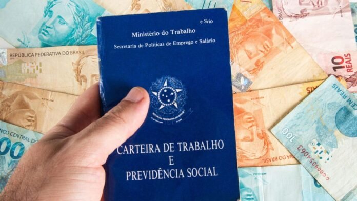 Salário mínimo deve subir para R$ 1.631 em 2026, prevê governo
