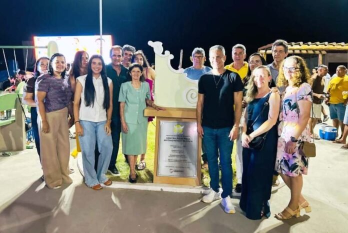 Prefeito Juca inaugura praça, quadra reformada e novas vias asfaltadas em Camaratuba