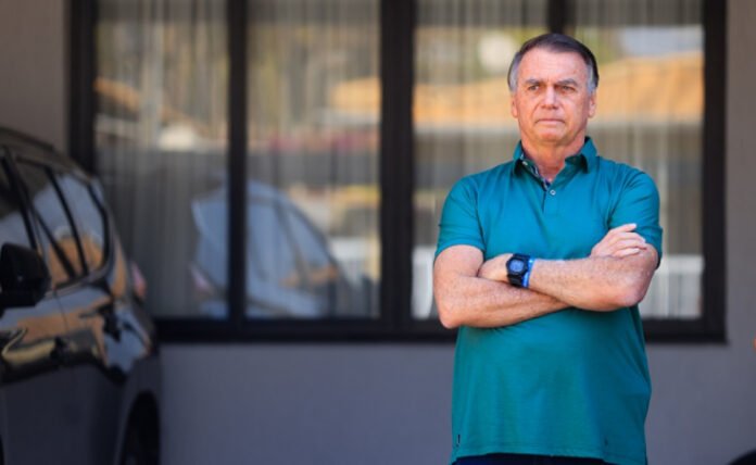 Bolsonaro pede a Alexandre de Moraes para cumprir pena em casa alegando saúde debilitada