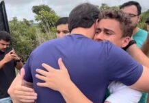 Carlos Bolsonaro se une a Nikolas Ferreira em caminhada até Brasília por prisão domiciliar de Bolsonaro Carlos Bolsonaro se une a Nikolas Ferreira em caminhada até Brasília por prisão domiciliar de Bolsonaro