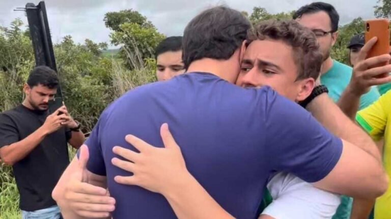 Carlos Bolsonaro se une a Nikolas Ferreira em caminhada até Brasília por prisão domiciliar de Bolsonaro