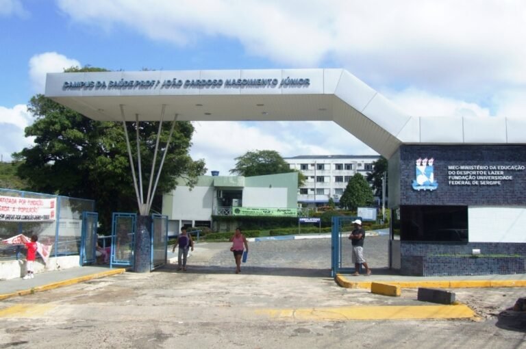 Parte do teto do Hospital Universitário de Aracaju desaba após vazamento em cano