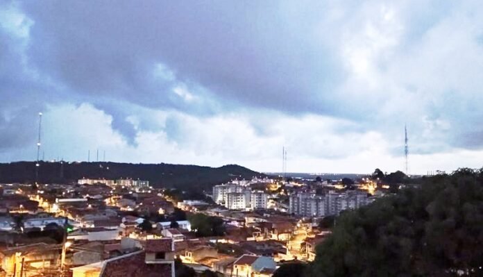Defesa Civil emite alerta de chuva com ventos fortes em Aracaju até sexta-feira (27)