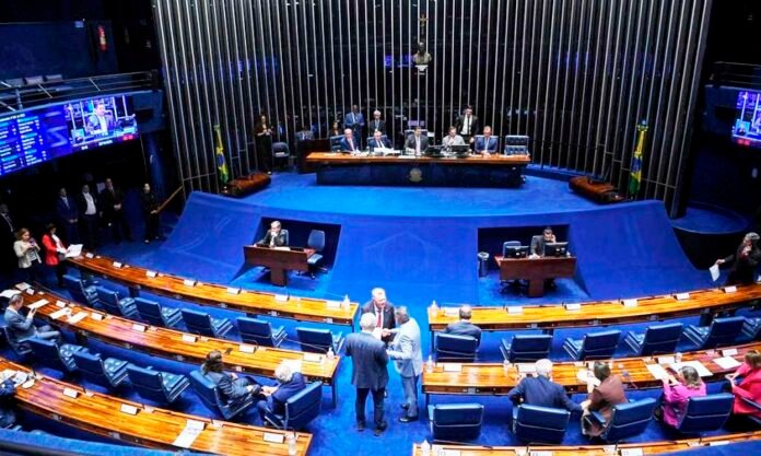 Fim da escala 6x1 avança no Congresso e amplia temor sobre impacto fiscal e aumento de custos