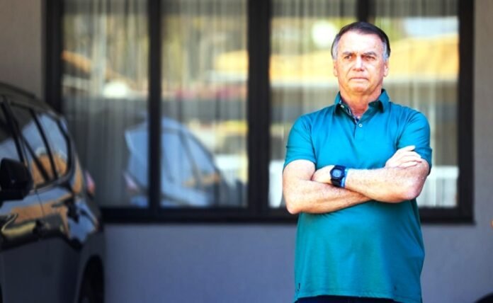 Bolsonaro é internado com pneumonia grave em Brasília, diz médico