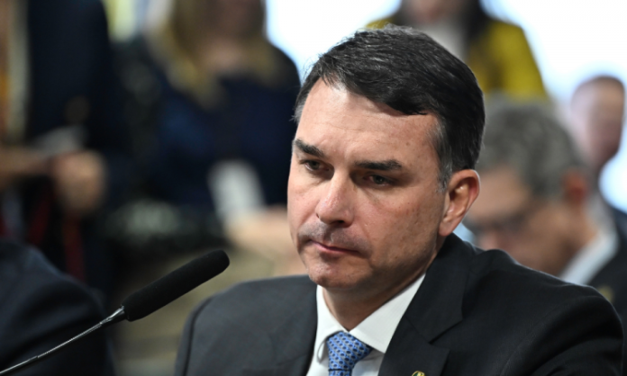 Flávio Bolsonaro pede monitoramento internacional de eleições no Brasil durante evento nos EUA