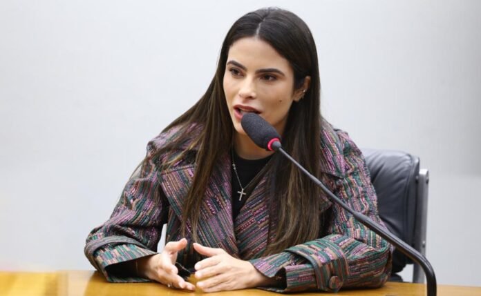 Yandra Moura celebra avanço da PEC que pode acabar com escala 6x1