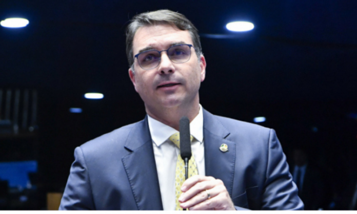 Flávio Bolsonaro cobra CPMI do Banco Master após nova operação da PF